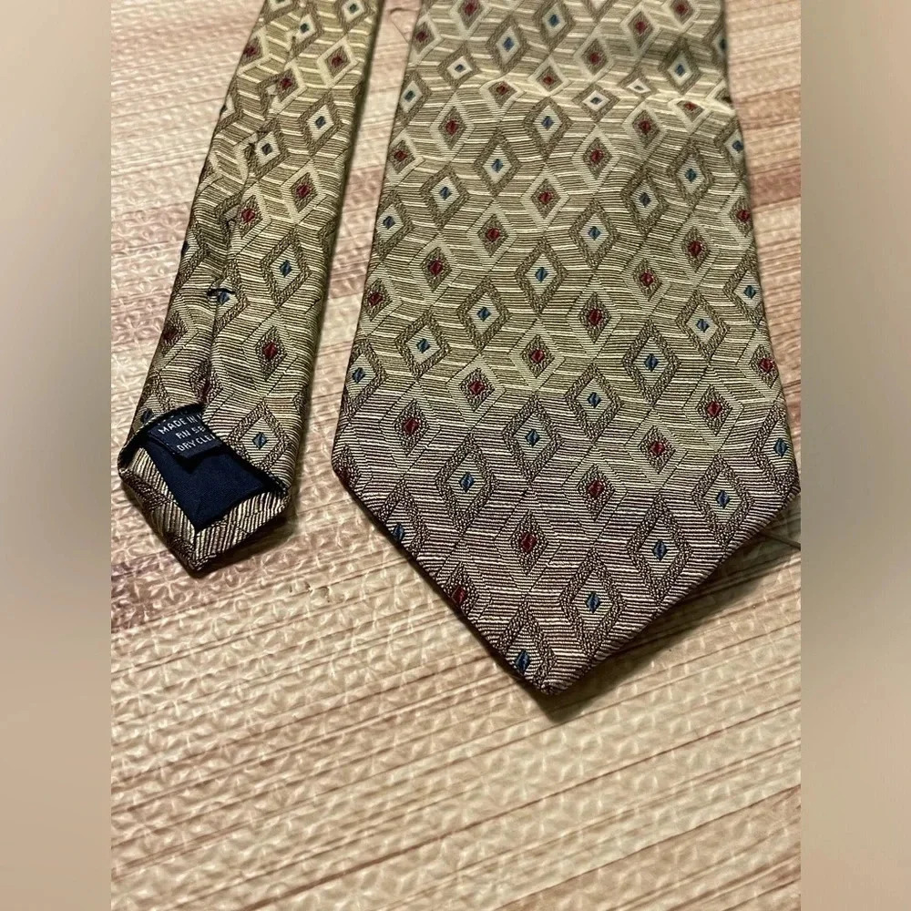 Harold Powell Made in Italy 100% Silk Gold/Red/Blue Triangle Print Men's Tie - Picture 2 of 5